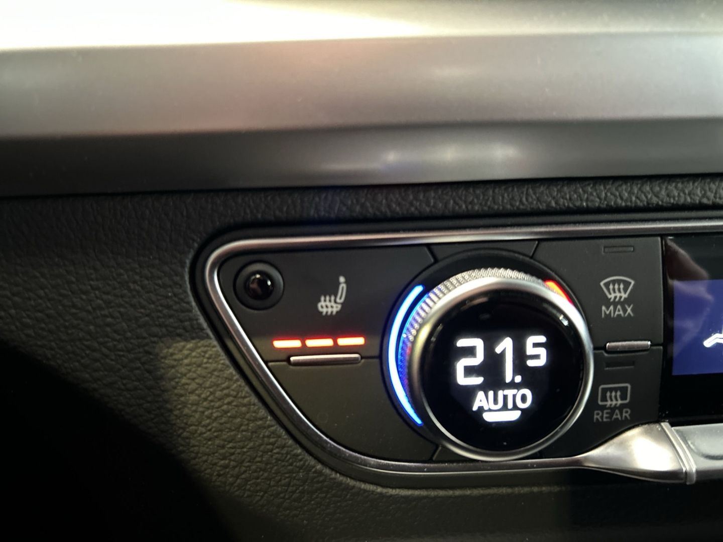 Fahrzeugabbildung Audi Q5 40 TDI quattro LED+NAVI+AHK+ KAMERA+StandHZG - mit KI generiert/bearbeitet