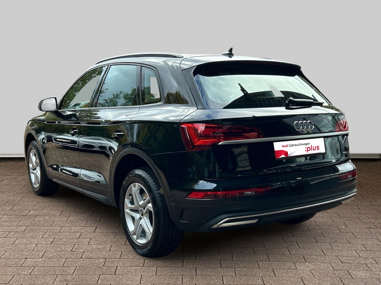 Fahrzeugabbildung Audi Q5 40 TDI quattro LED+NAVI+AHK+ KAMERA+StandHZG - mit KI generiert/bearbeitet