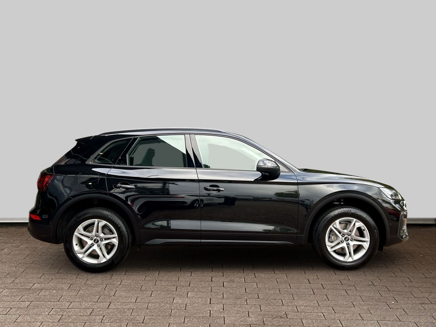 Fahrzeugabbildung Audi Q5 40 TDI quattro LED+NAVI+AHK+ KAMERA+StandHZG - mit KI generiert/bearbeitet