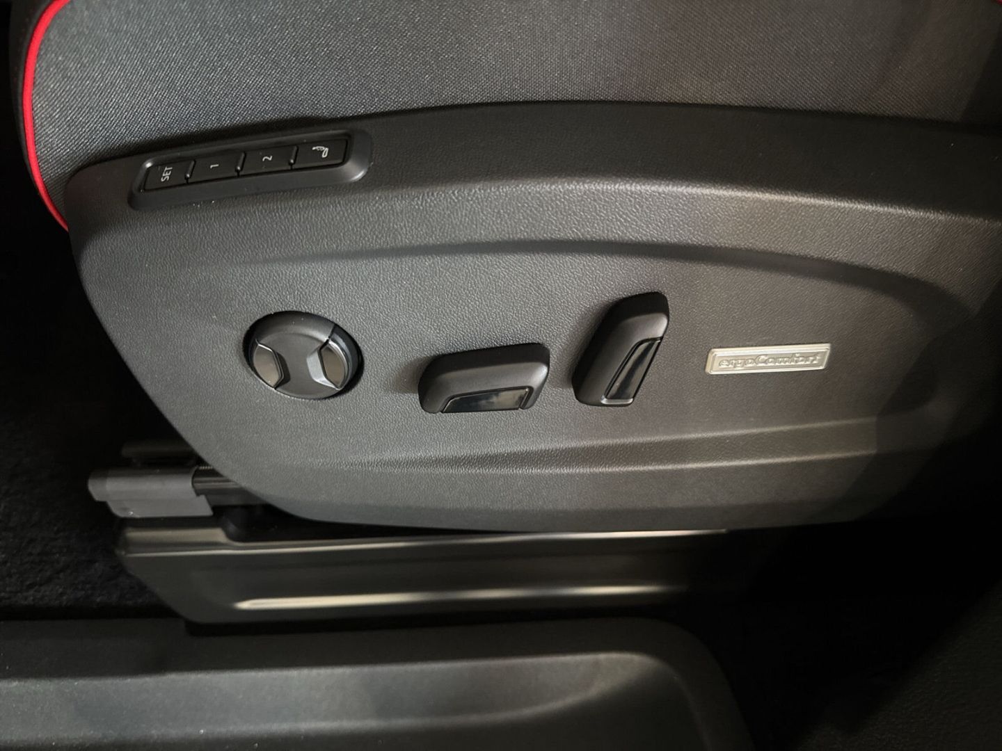 Fahrzeug 14 Fahrzeugabbildung Volkswagen ID. Buzz GTX 4MOTION langer Radstand Motor 250 - mit KI generiert/bearbeitet