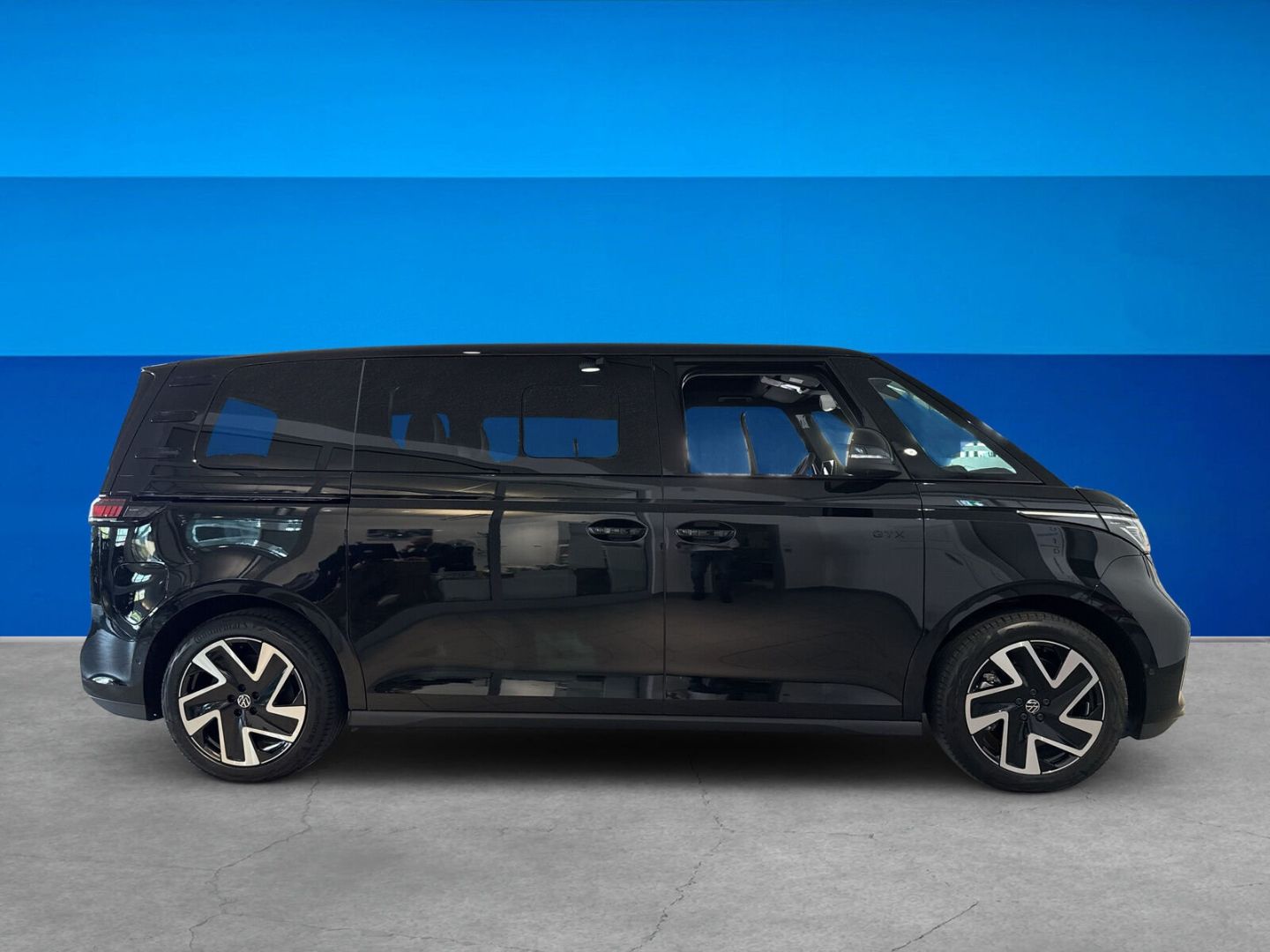 Fahrzeug 4 Fahrzeugabbildung Volkswagen ID. Buzz GTX 4MOTION langer Radstand Motor 250 - mit KI generiert/bearbeitet