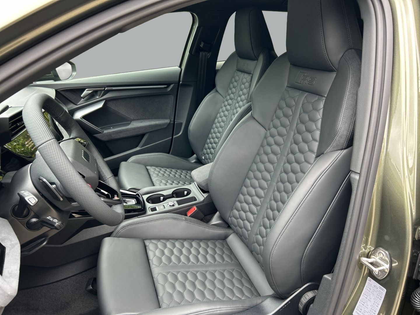 Fahrzeugabbildung Audi RS3 SPORTBACK+LED+HUD+PANO+SPORTABGAS+SONOS - mit KI generiert/bearbeitet