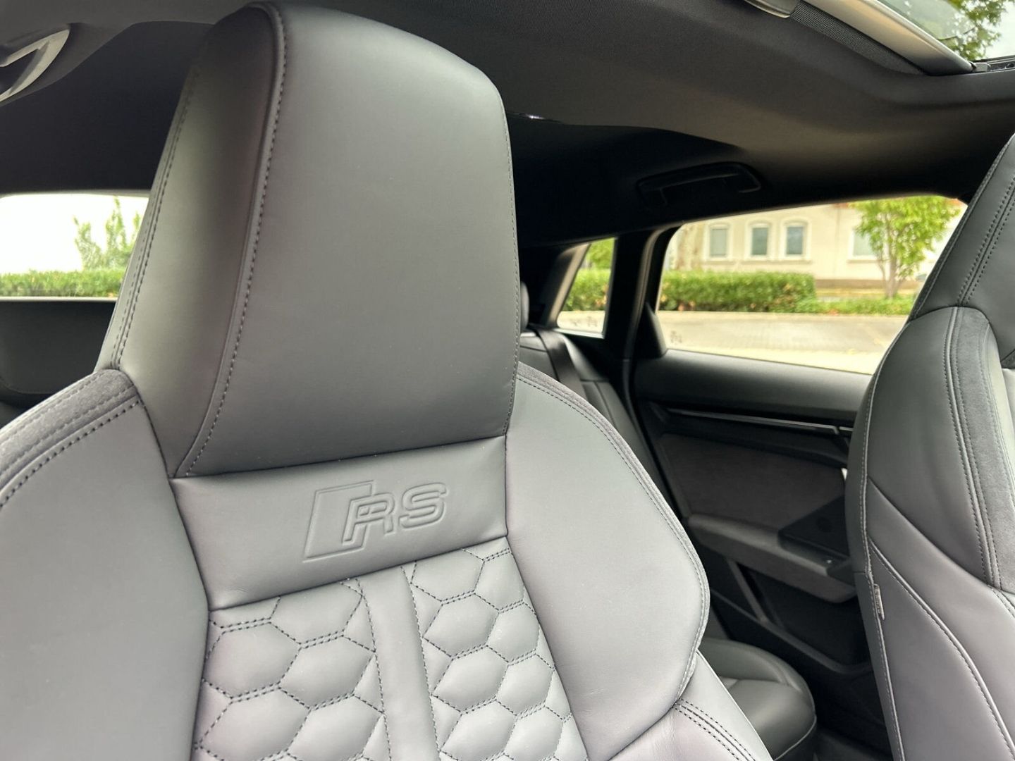 Fahrzeugabbildung Audi RS3 SPORTBACK+LED+HUD+PANO+SPORTABGAS+SONOS - mit KI generiert/bearbeitet