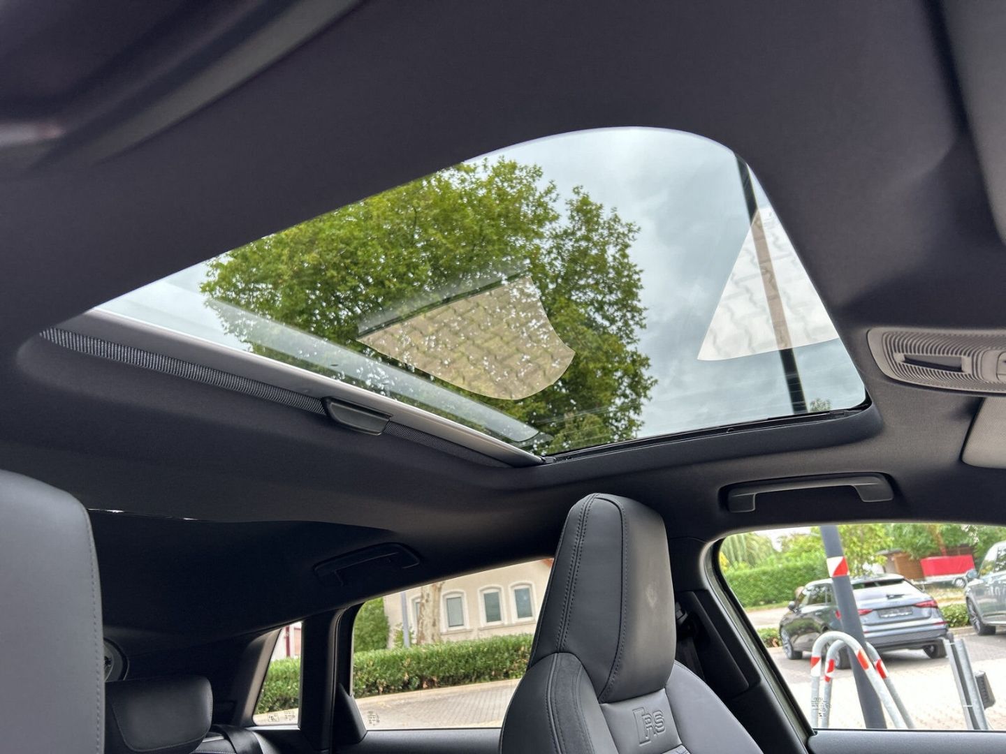 Fahrzeugabbildung Audi RS3 SPORTBACK+LED+HUD+PANO+SPORTABGAS+SONOS - mit KI generiert/bearbeitet