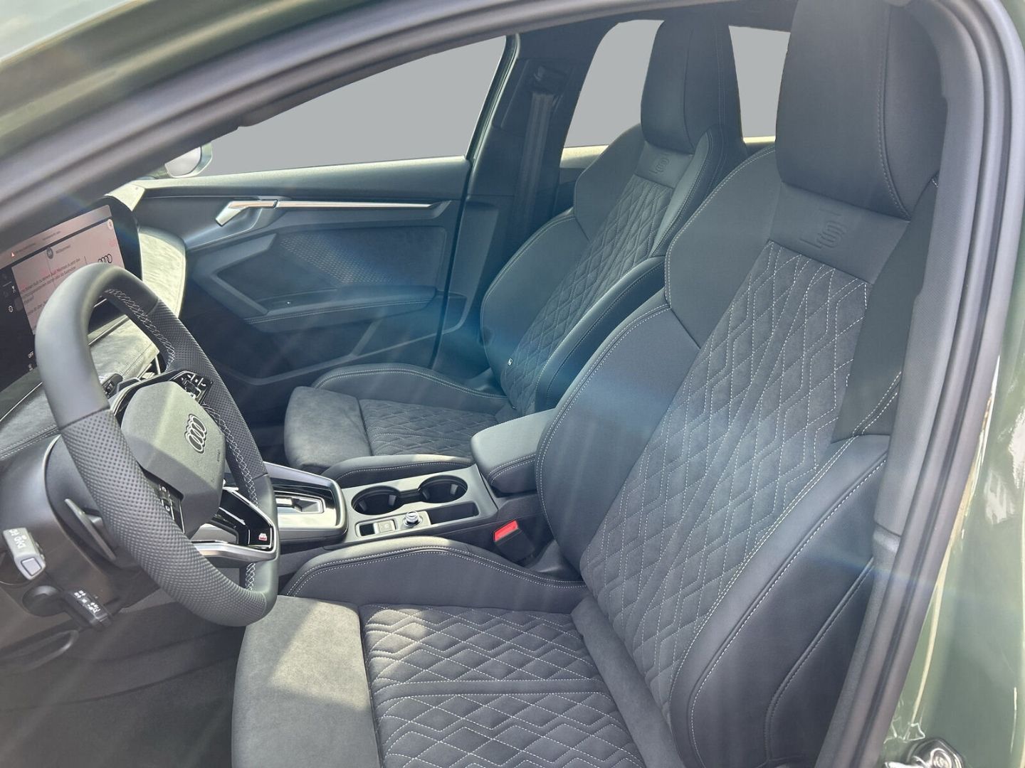 Fahrzeugabbildung Audi A3 SPORTBACK TFSI+TECH PRO+PANO+AHK+OPTIK SCHWAR - mit KI generiert/bearbeitet
