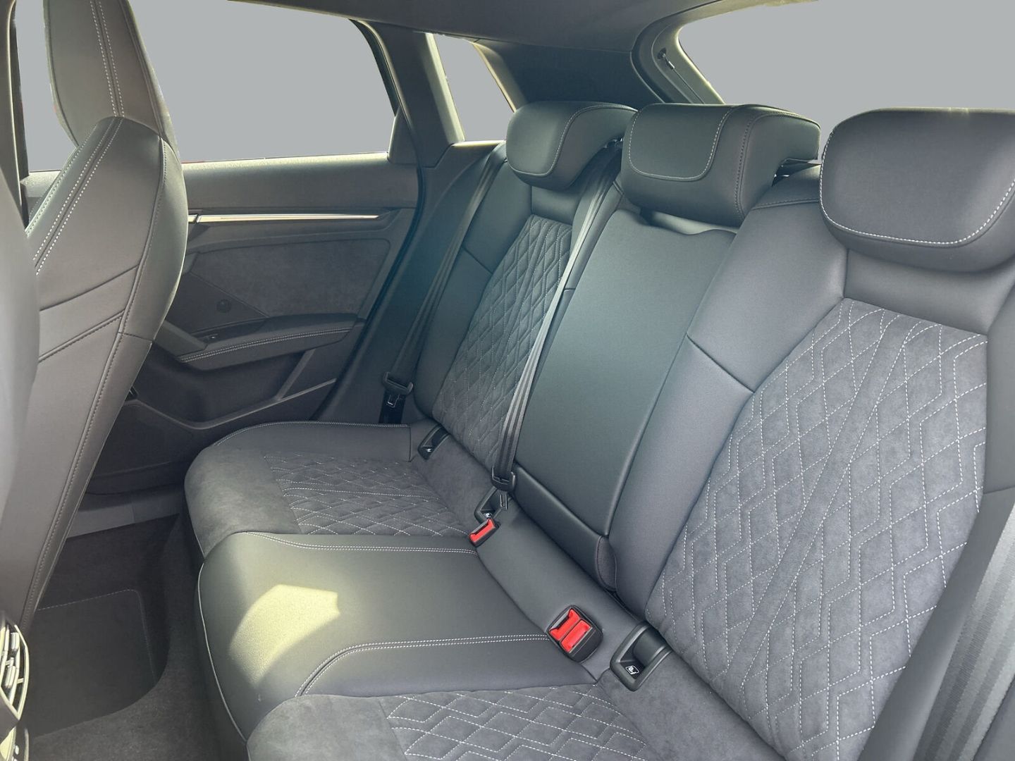 Fahrzeugabbildung Audi A3 SPORTBACK TFSI+TECH PRO+PANO+AHK+OPTIK SCHWAR - mit KI generiert/bearbeitet