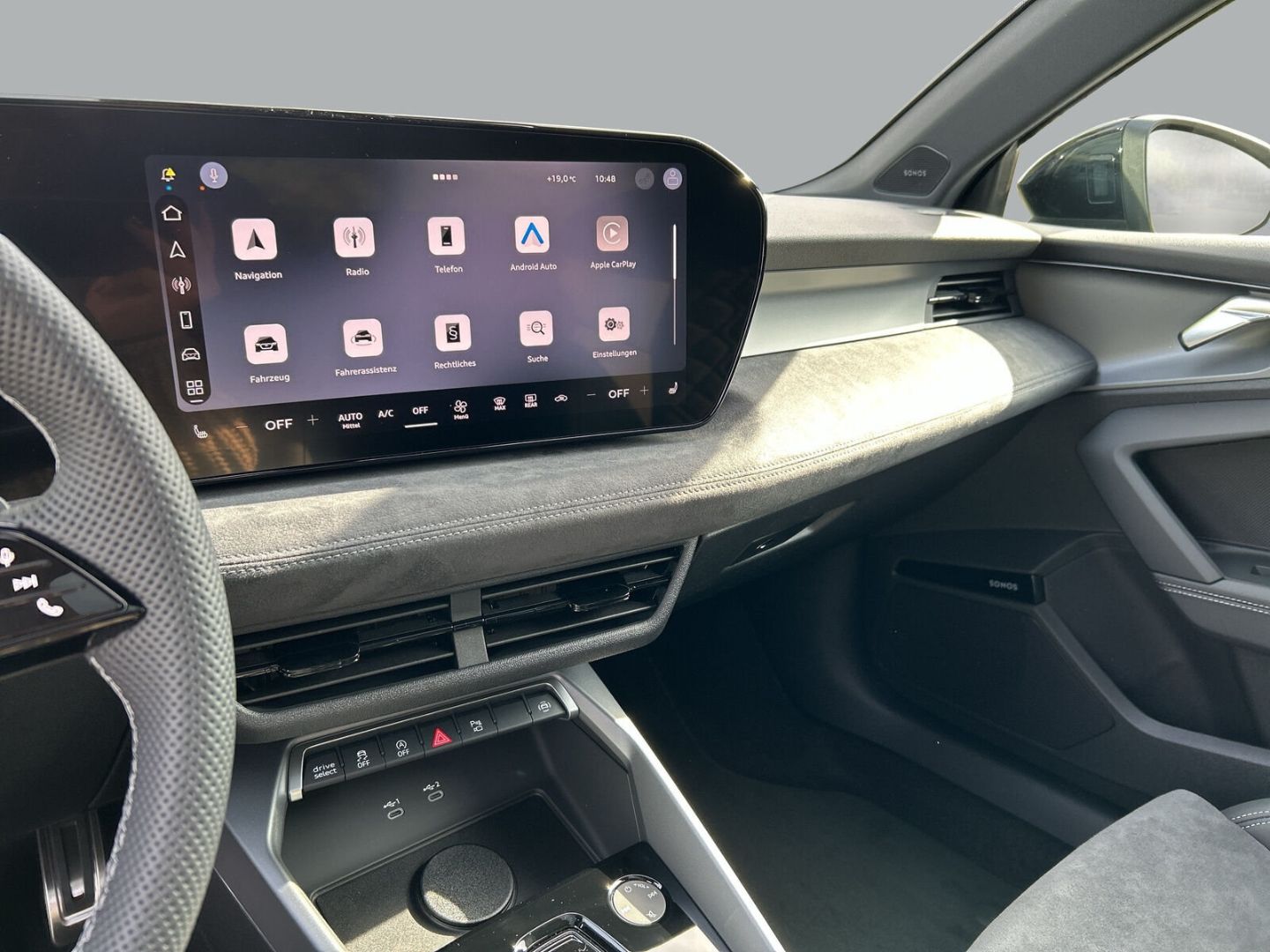 Fahrzeugabbildung Audi A3 SPORTBACK TFSI+TECH PRO+PANO+AHK+OPTIK SCHWAR - mit KI generiert/bearbeitet