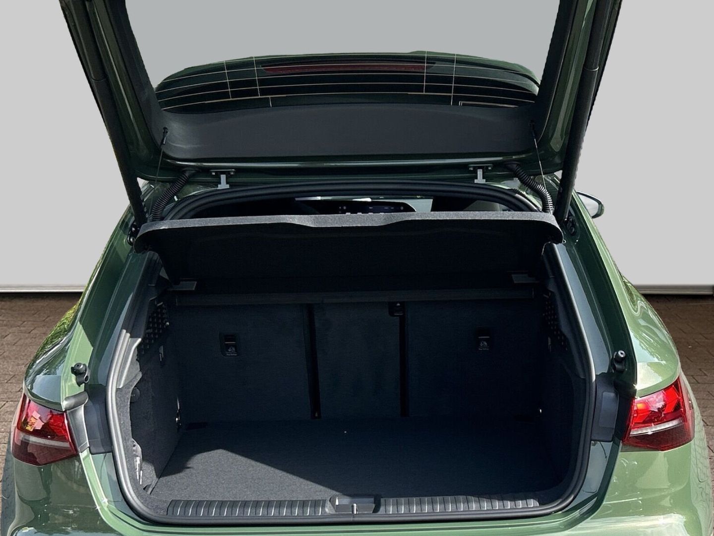 Fahrzeugabbildung Audi A3 SPORTBACK TFSI+TECH PRO+PANO+AHK+OPTIK SCHWAR - mit KI generiert/bearbeitet