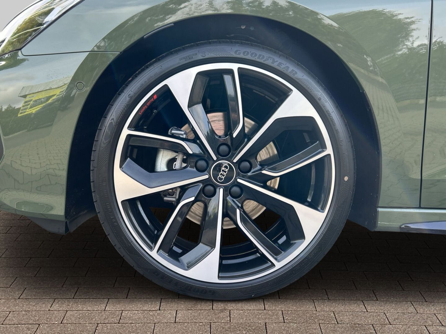 Fahrzeugabbildung Audi A3 SPORTBACK TFSI+TECH PRO+PANO+AHK+OPTIK SCHWAR - mit KI generiert/bearbeitet