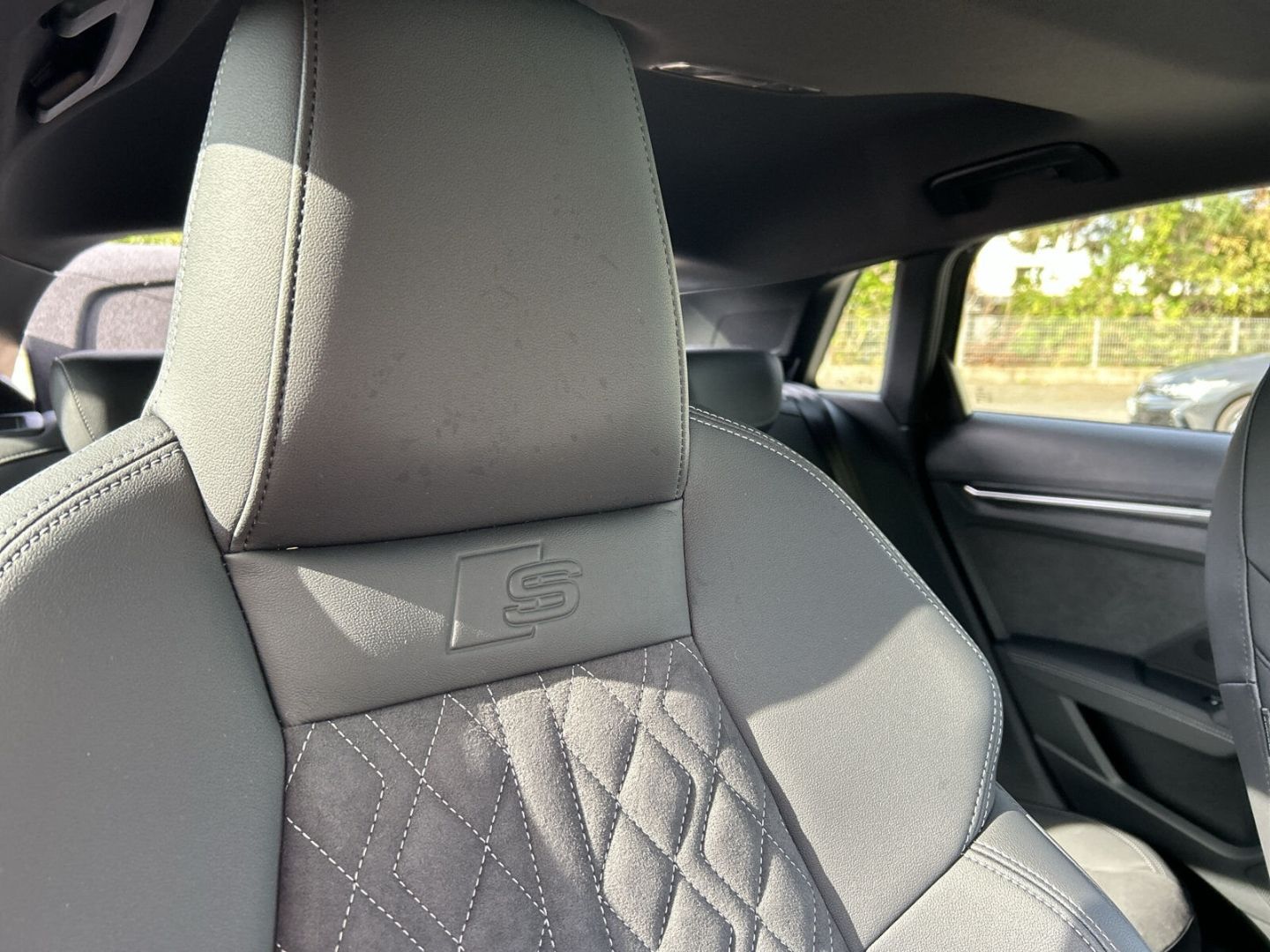 Fahrzeugabbildung Audi A3 SPORTBACK TFSI+TECH PRO+PANO+AHK+OPTIK SCHWAR - mit KI generiert/bearbeitet