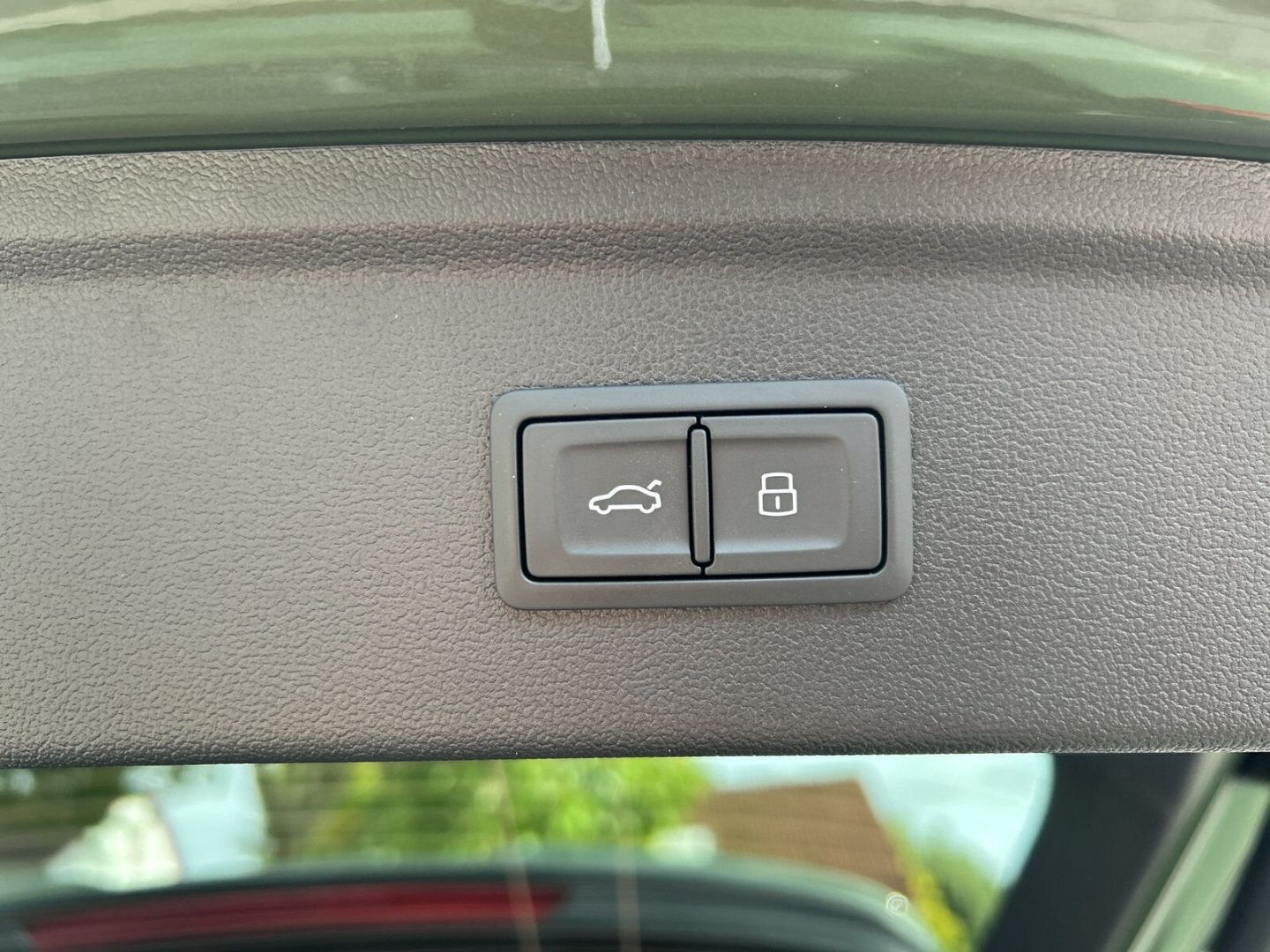 Fahrzeugabbildung Audi A3 SPORTBACK TFSI+TECH PRO+PANO+AHK+OPTIK SCHWAR - mit KI generiert/bearbeitet