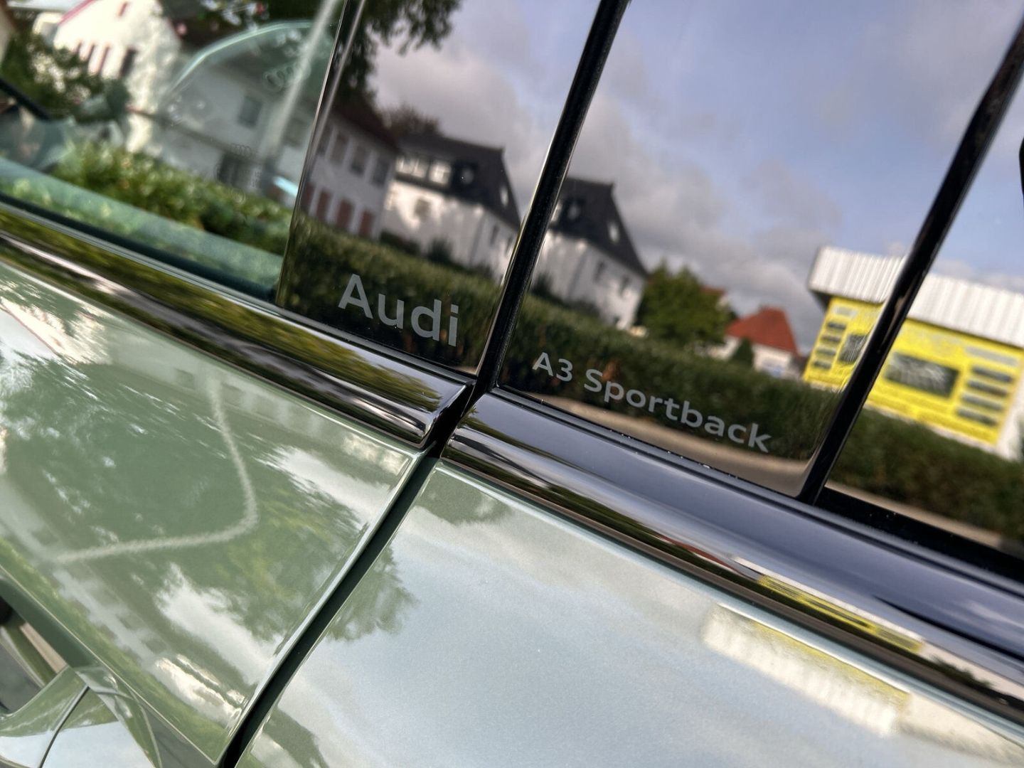 Fahrzeugabbildung Audi A3 SPORTBACK TFSI+TECH PRO+PANO+AHK+OPTIK SCHWAR - mit KI generiert/bearbeitet
