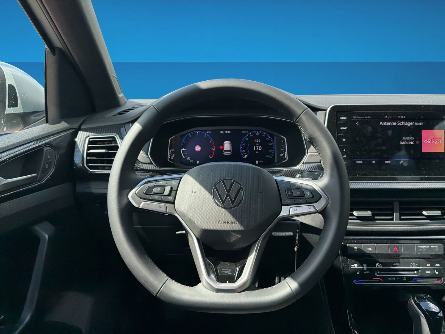 Fahrzeugabbildung Volkswagen T-Cross 1.0 TSI R-Line Rear View AHK - mit KI generiert/bearbeitet