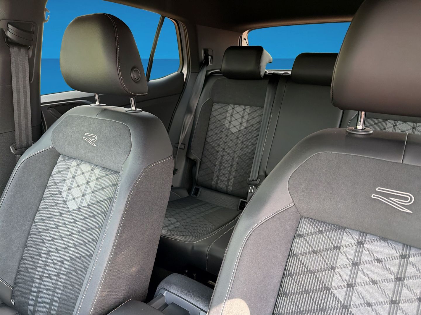 Fahrzeugabbildung Volkswagen T-Cross 1.0 TSI R-Line Rear View AHK - mit KI generiert/bearbeitet
