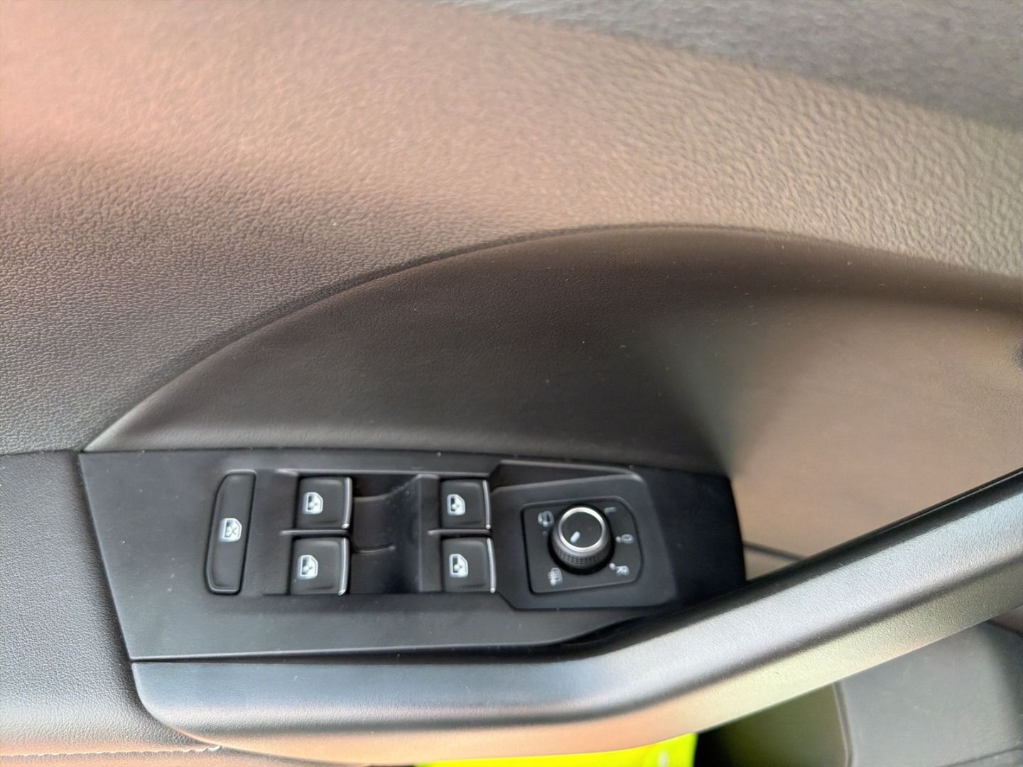 Fahrzeugabbildung Volkswagen T-Cross 1.0 TSI R-Line Rear View AHK - mit KI generiert/bearbeitet