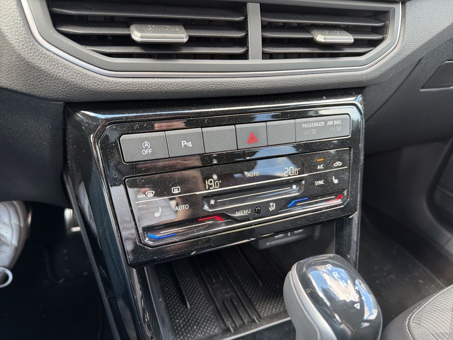Fahrzeugabbildung Volkswagen T-Cross 1.0 TSI R-Line Rear View AHK - mit KI generiert/bearbeitet