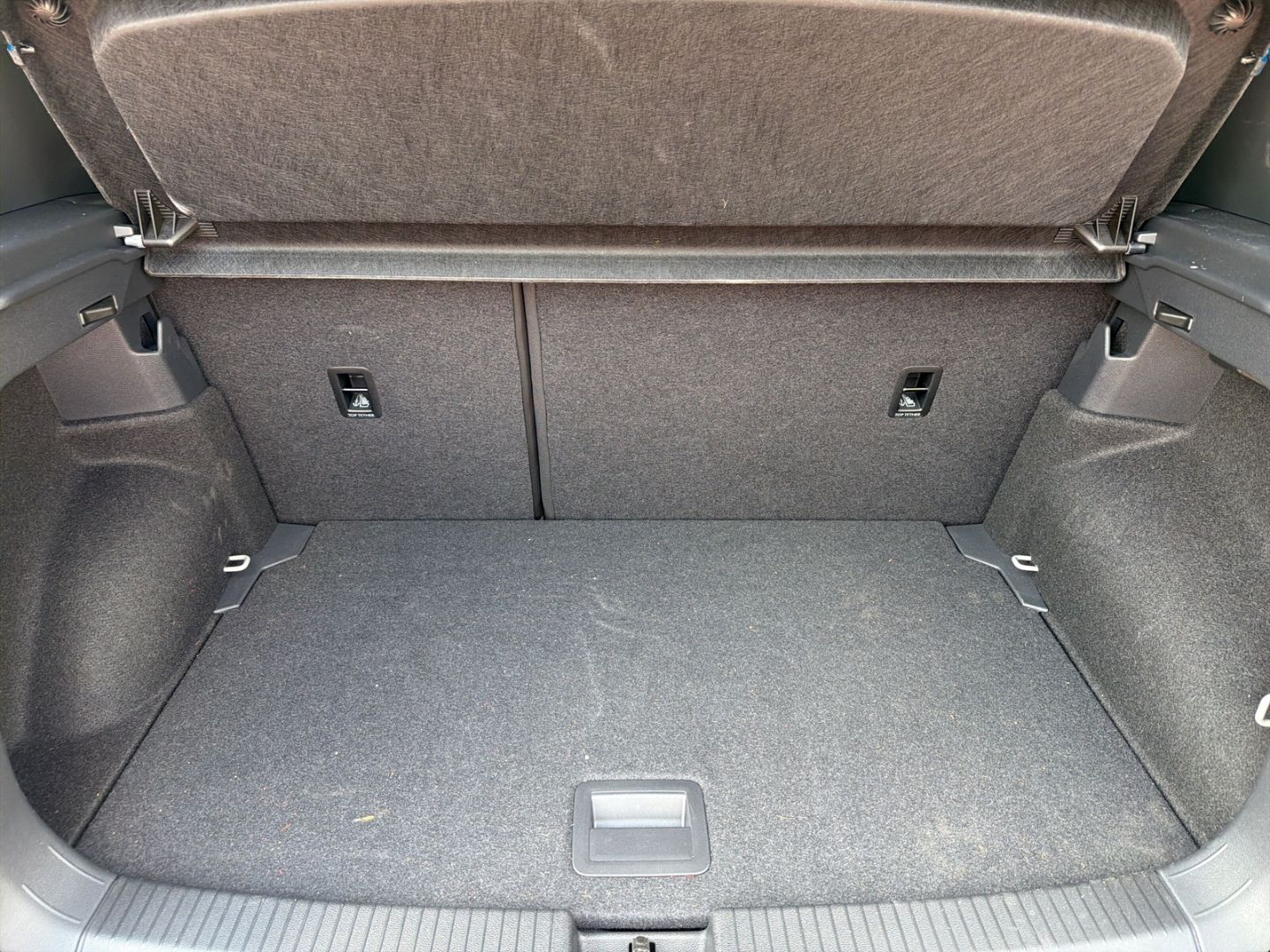 Fahrzeugabbildung Volkswagen T-Cross 1.0 TSI R-Line Rear View AHK - mit KI generiert/bearbeitet