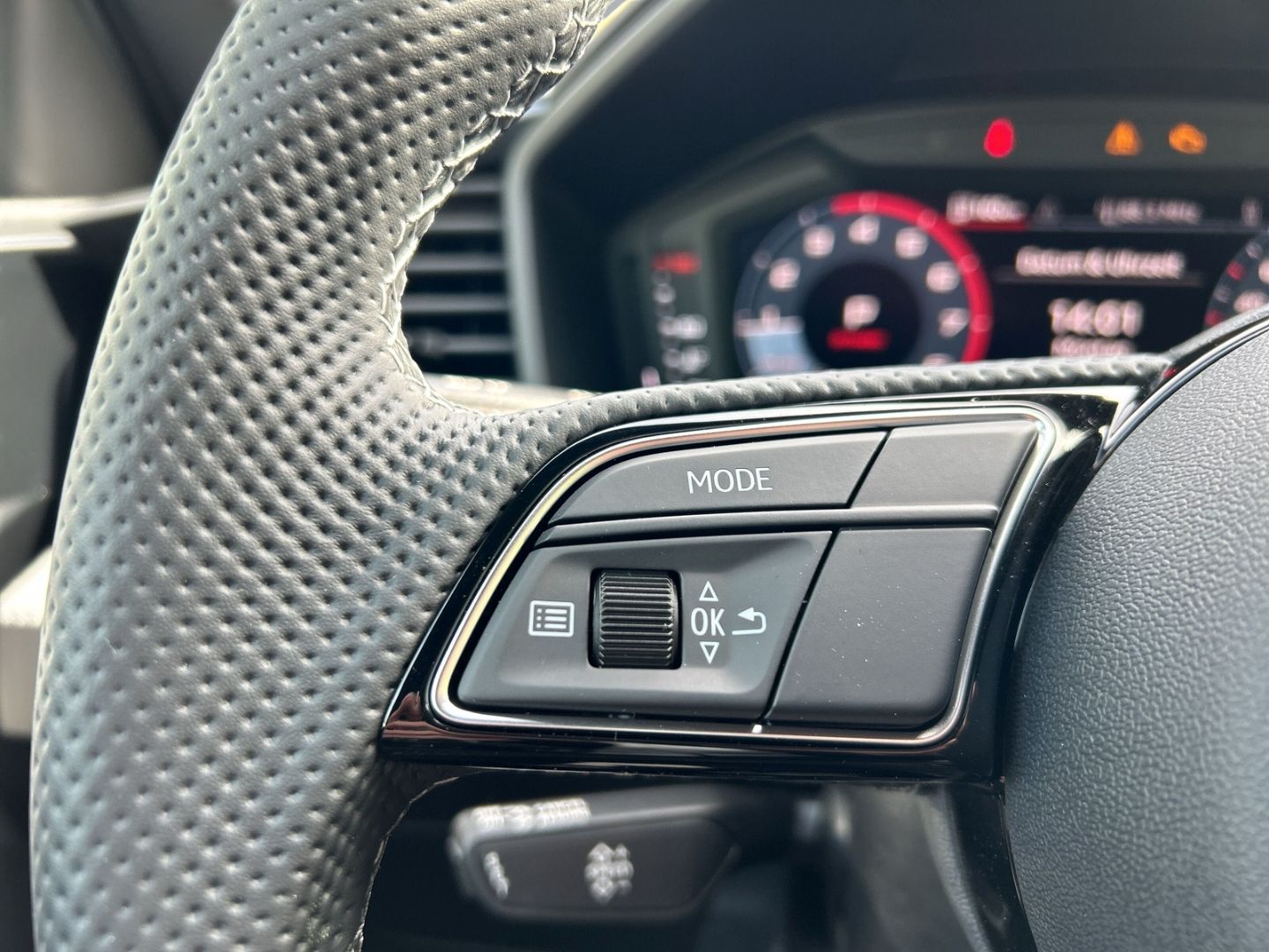 Fahrzeugabbildung Audi A1 SPORTBACK 40 TFSI+LED+VIRTUAL+SPORTPAKET+CARP