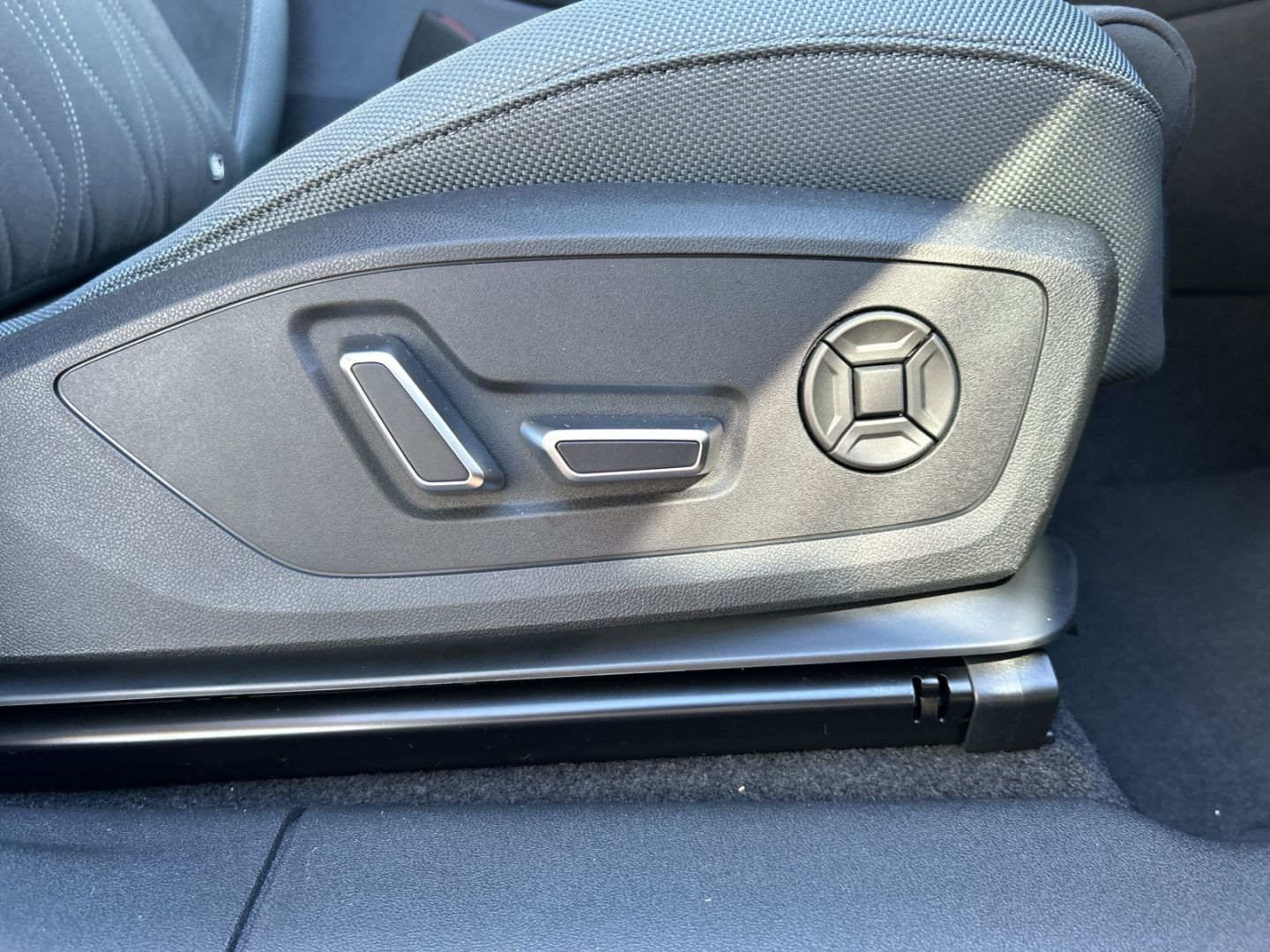 Fahrzeugabbildung Audi Q3 e-hybrid S-tronic NAVI+LEDER+SPORTSITZE+MATRI