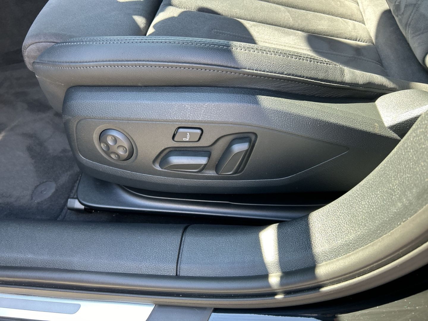 Fahrzeugabbildung Audi A4 2.0 Avant 40 TDI quattro S tronic Matrix LED