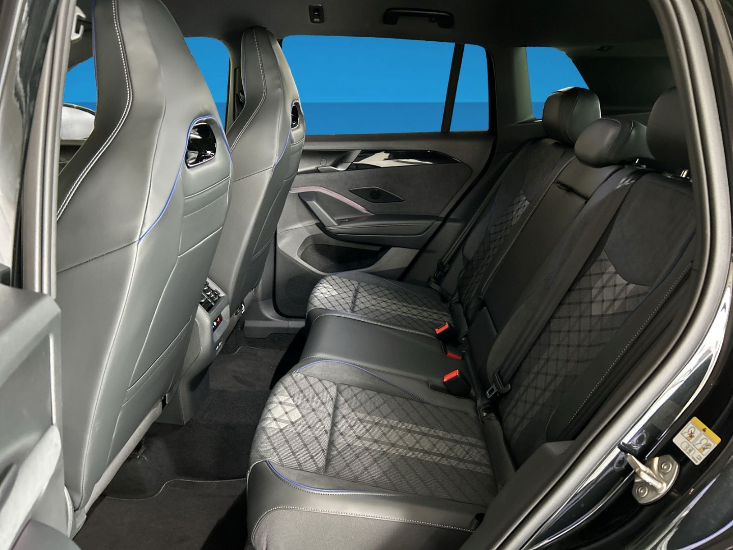 Fahrzeugabbildung Volkswagen Tiguan R-Line 2,0 l TDI 4M AHK IQ.DRIVE PREMIUM