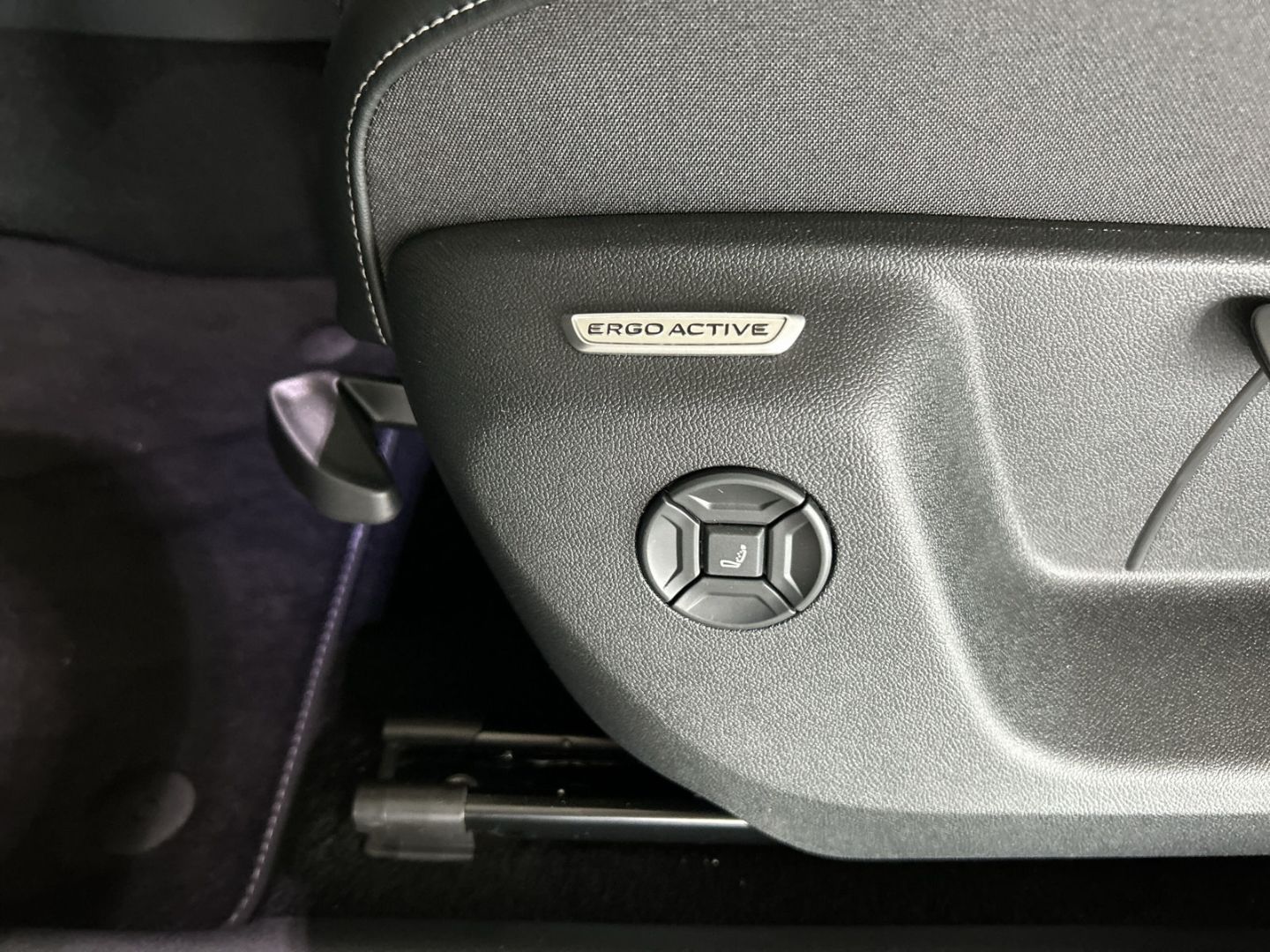 Fahrzeugabbildung Volkswagen Tiguan R-Line 2,0 l TDI 4M AHK IQ.DRIVE PREMIUM