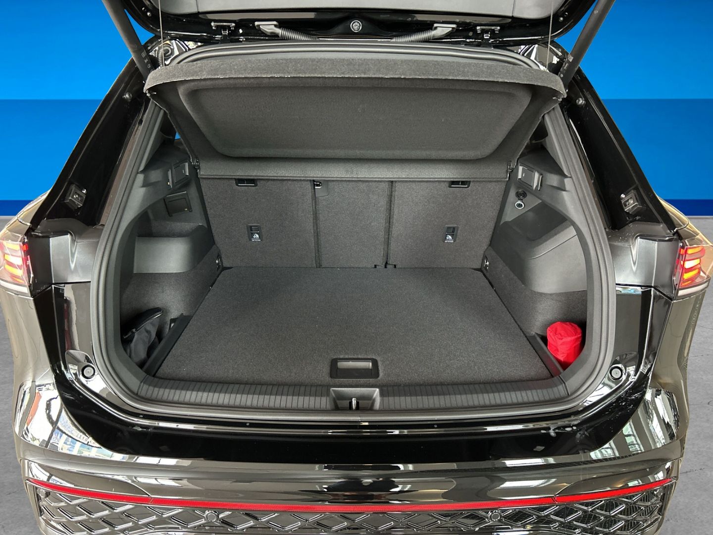 Fahrzeugabbildung Volkswagen Tiguan R-Line 2,0 l TDI 4M AHK IQ.DRIVE PREMIUM