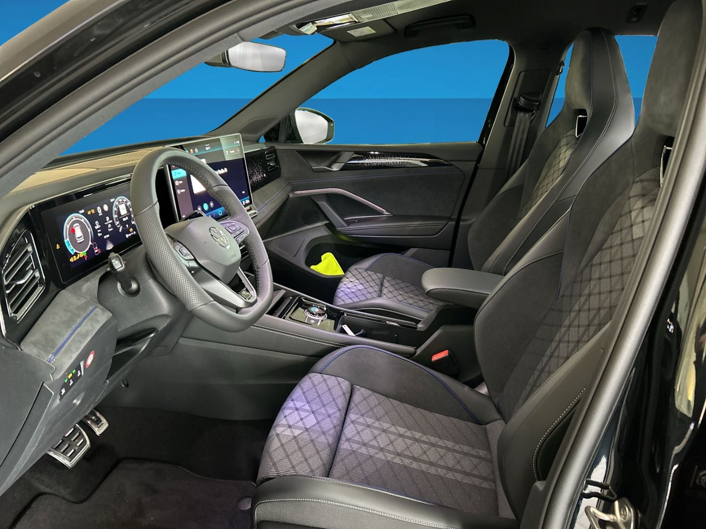 Fahrzeugabbildung Volkswagen Tiguan R-Line 2,0 l TDI 4M AHK IQ.DRIVE PREMIUM