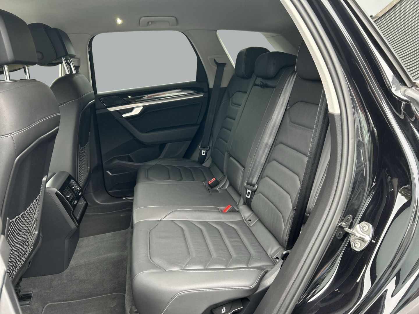 Fahrzeug 11 Fahrzeugabbildung Volkswagen Touareg 3.0 V6 TDI Elegance 4Motion R-Line - mit KI generiert/bearbeitet