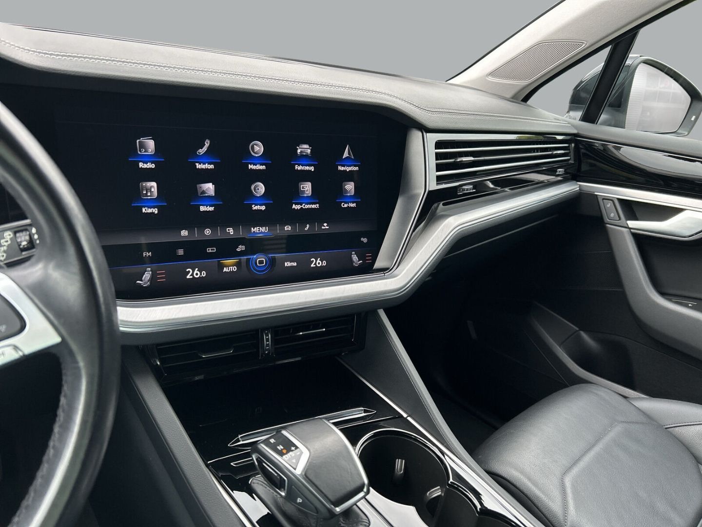 Fahrzeug 12 Fahrzeugabbildung Volkswagen Touareg 3.0 V6 TDI Elegance 4Motion R-Line - mit KI generiert/bearbeitet
