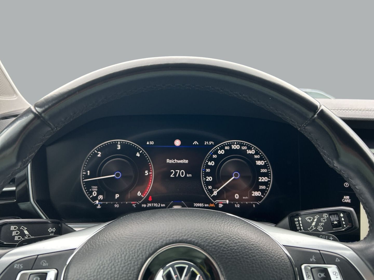 Fahrzeug 13 Fahrzeugabbildung Volkswagen Touareg 3.0 V6 TDI Elegance 4Motion R-Line - mit KI generiert/bearbeitet
