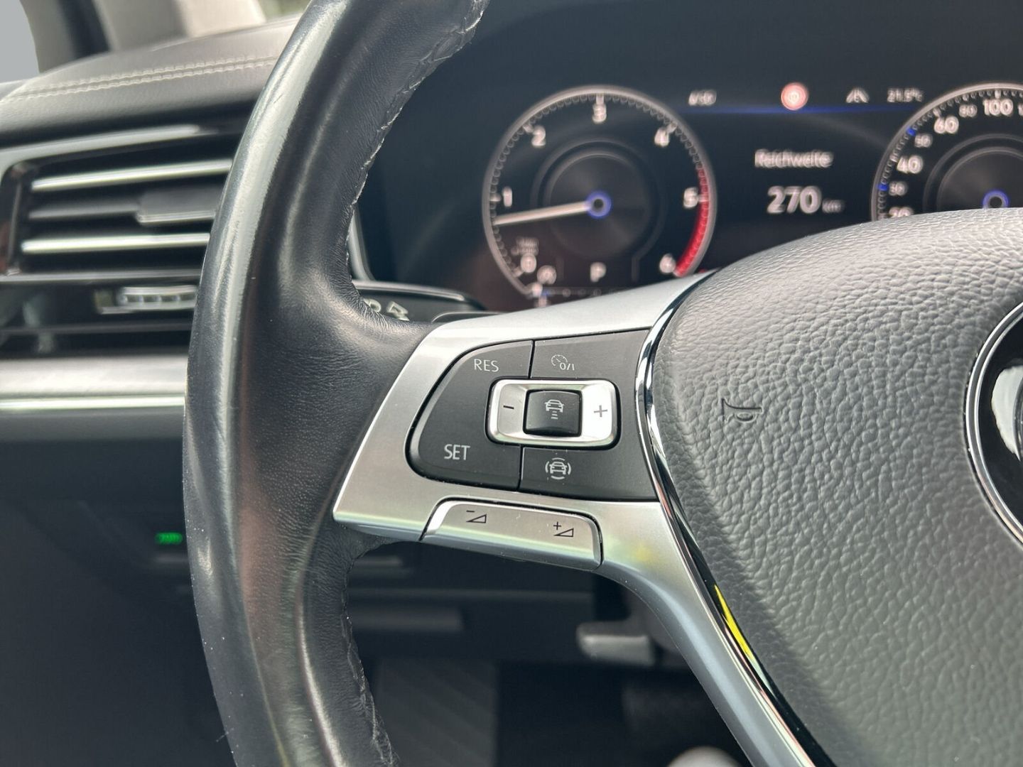 Fahrzeug 14 Fahrzeugabbildung Volkswagen Touareg 3.0 V6 TDI Elegance 4Motion R-Line - mit KI generiert/bearbeitet