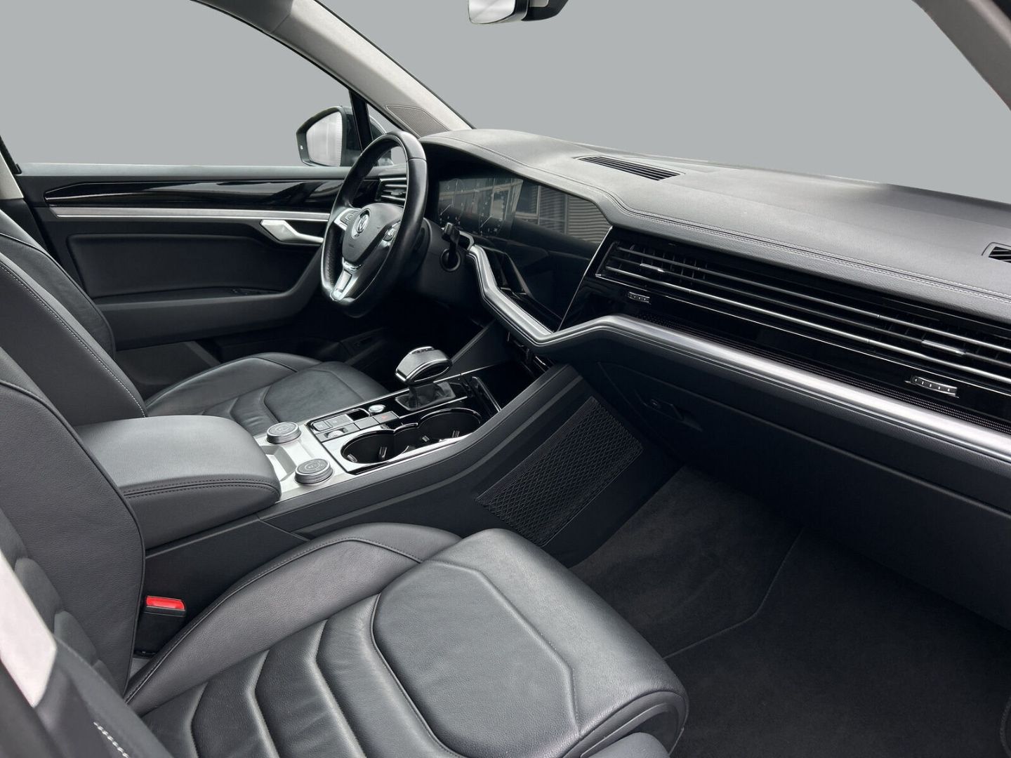 Fahrzeug 16 Fahrzeugabbildung Volkswagen Touareg 3.0 V6 TDI Elegance 4Motion R-Line - mit KI generiert/bearbeitet