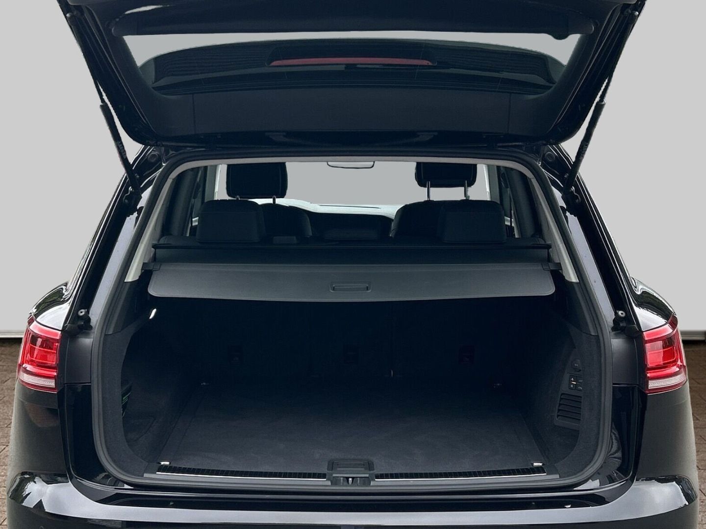Fahrzeug 17 Fahrzeugabbildung Volkswagen Touareg 3.0 V6 TDI Elegance 4Motion R-Line - mit KI generiert/bearbeitet