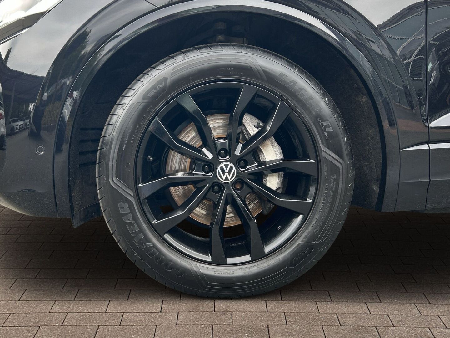 Fahrzeug 18 Fahrzeugabbildung Volkswagen Touareg 3.0 V6 TDI Elegance 4Motion R-Line - mit KI generiert/bearbeitet
