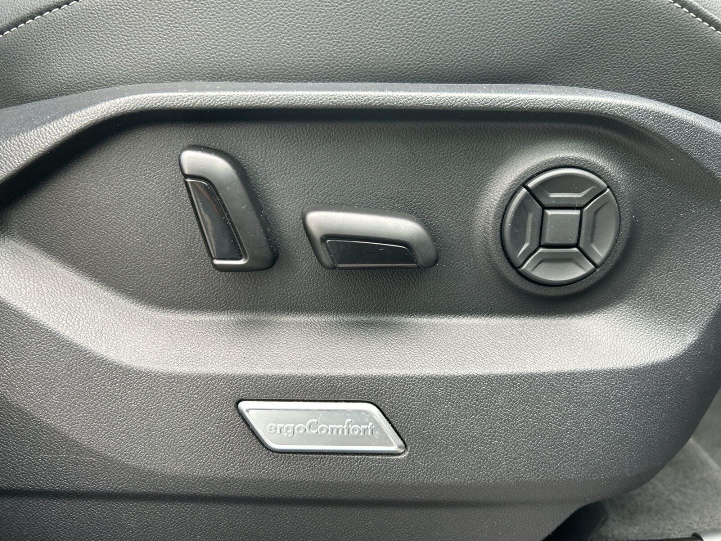 Fahrzeug 19 Fahrzeugabbildung Volkswagen Touareg 3.0 V6 TDI Elegance 4Motion R-Line - mit KI generiert/bearbeitet