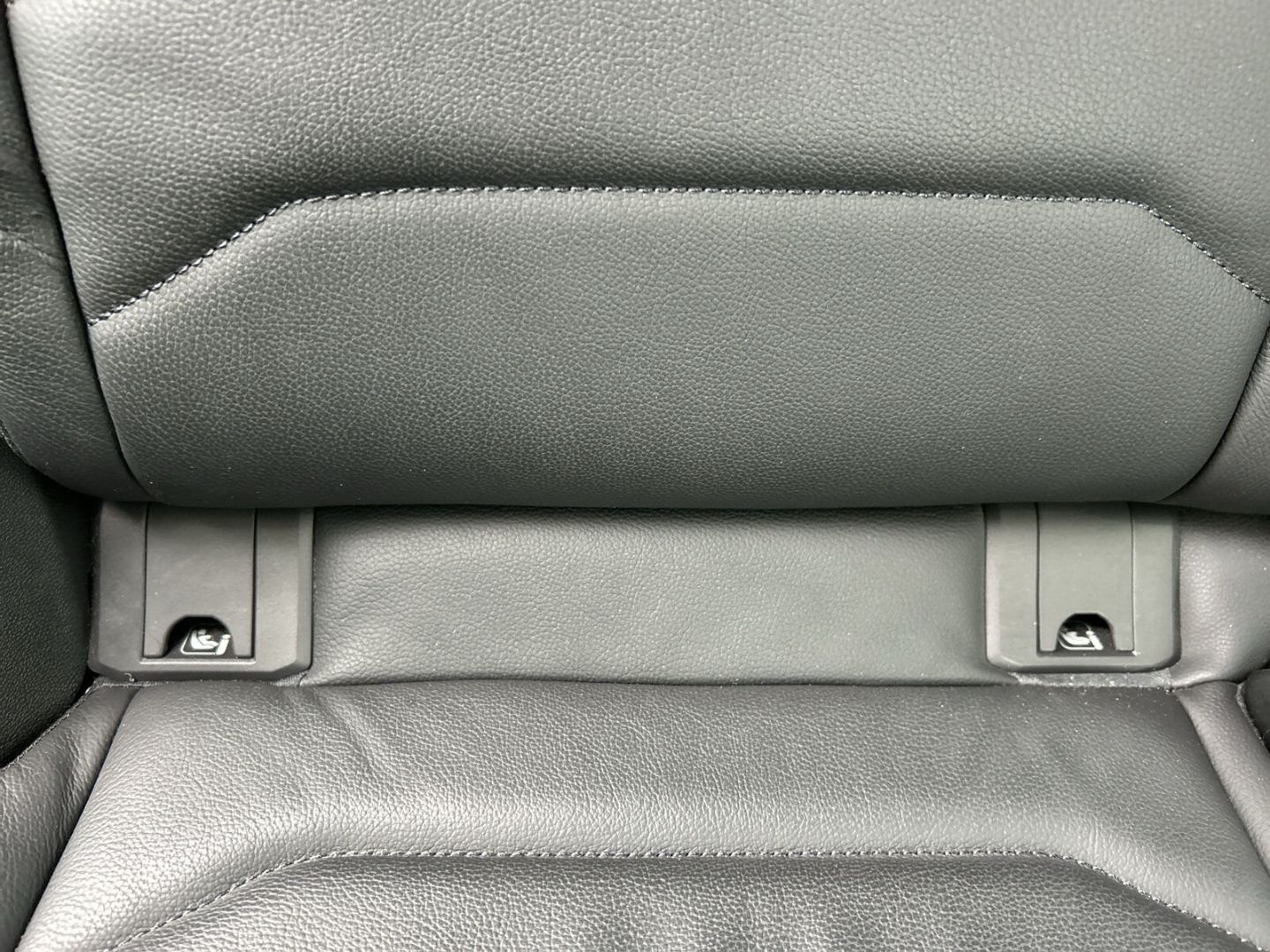 Fahrzeug 20 Fahrzeugabbildung Volkswagen Touareg 3.0 V6 TDI Elegance 4Motion R-Line - mit KI generiert/bearbeitet