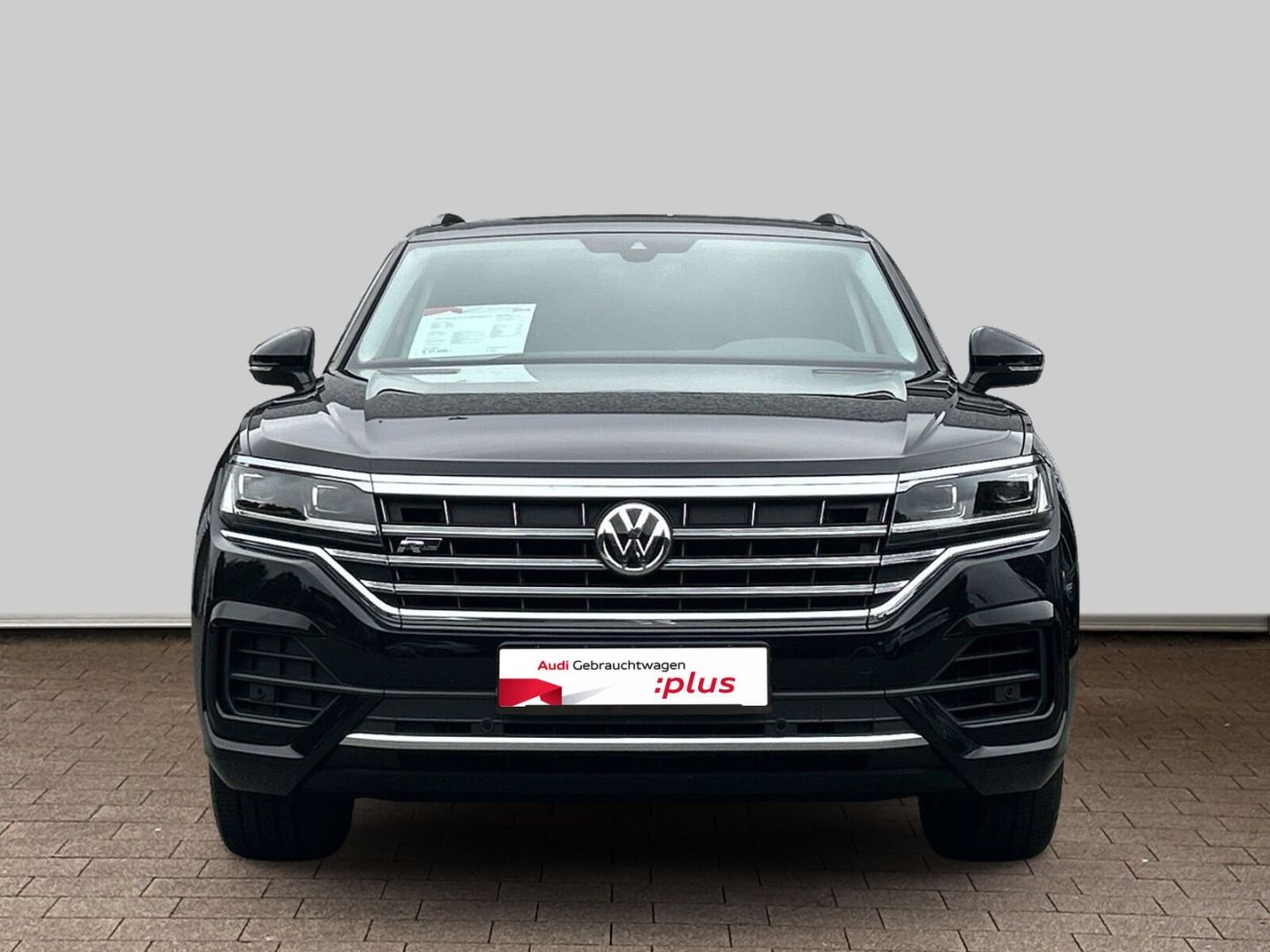 Fahrzeug 4 Fahrzeugabbildung Volkswagen Touareg 3.0 V6 TDI Elegance 4Motion R-Line - mit KI generiert/bearbeitet