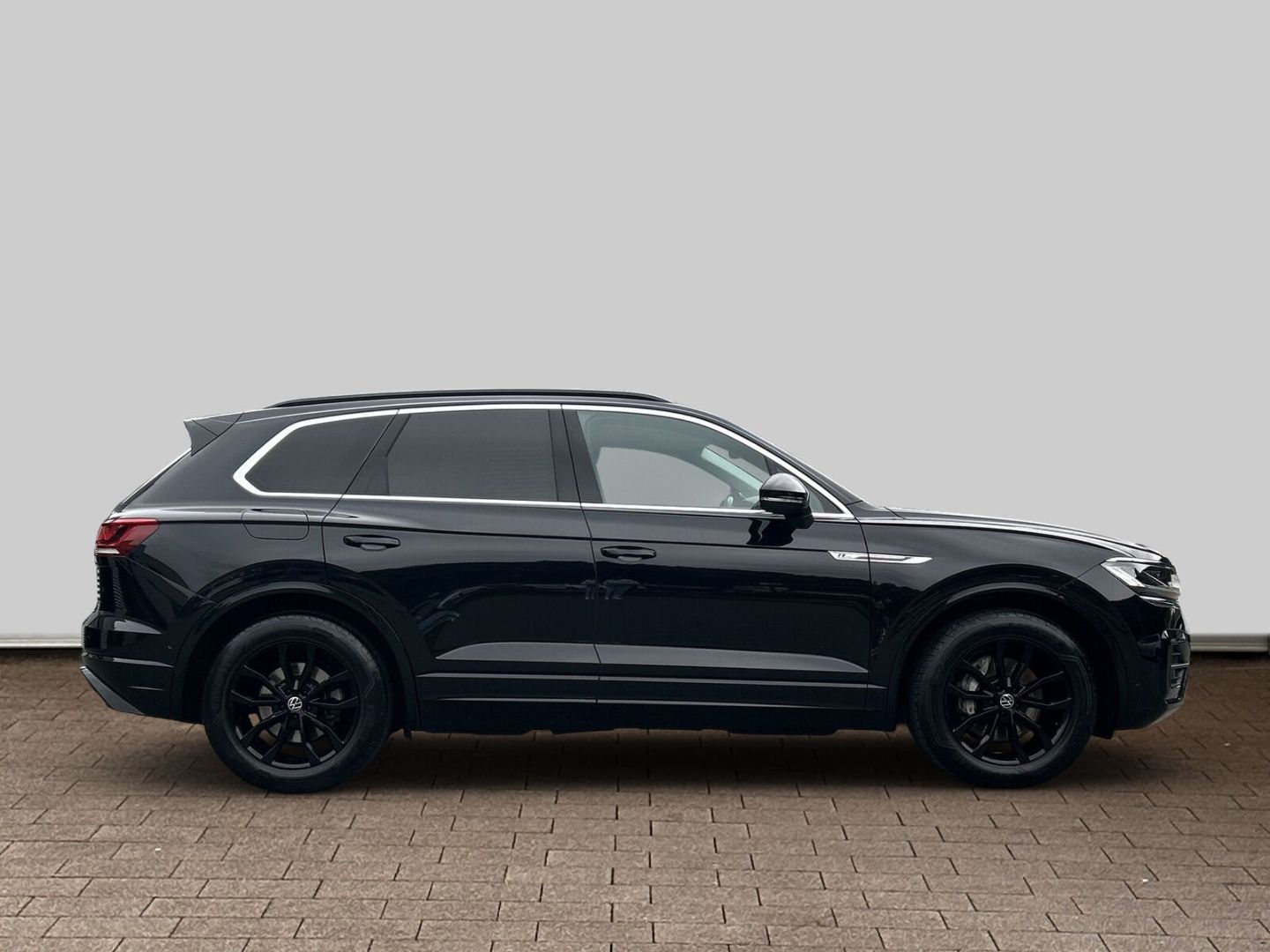 Fahrzeug 7 Fahrzeugabbildung Volkswagen Touareg 3.0 V6 TDI Elegance 4Motion R-Line - mit KI generiert/bearbeitet
