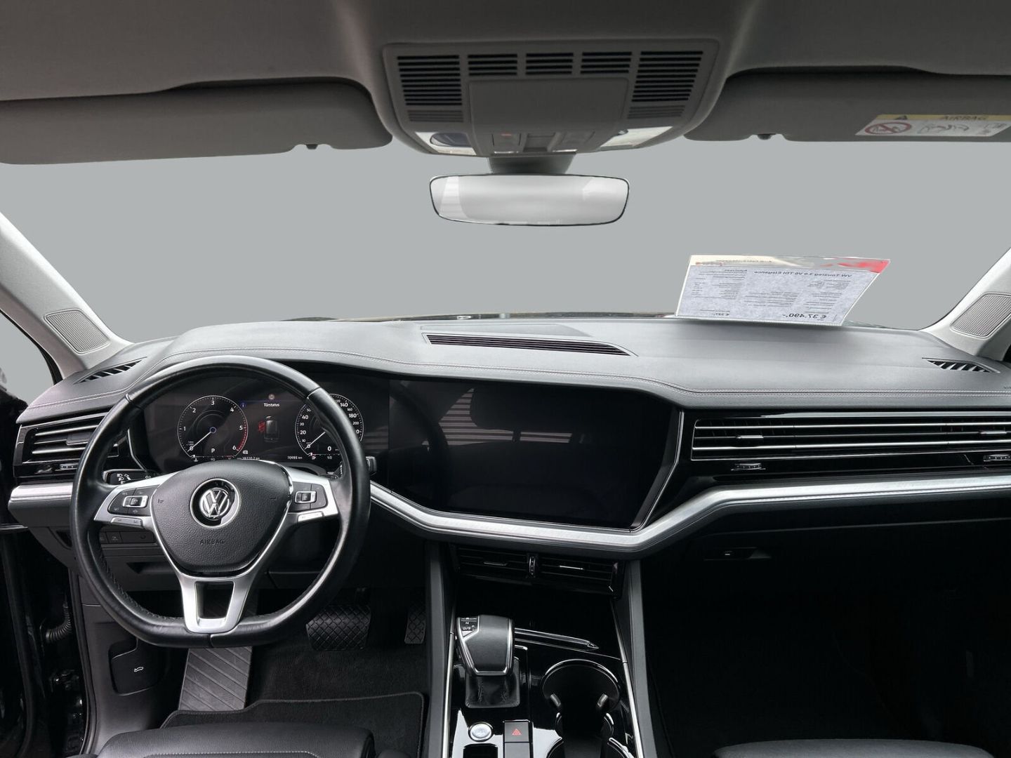 Fahrzeug 9 Fahrzeugabbildung Volkswagen Touareg 3.0 V6 TDI Elegance 4Motion R-Line - mit KI generiert/bearbeitet