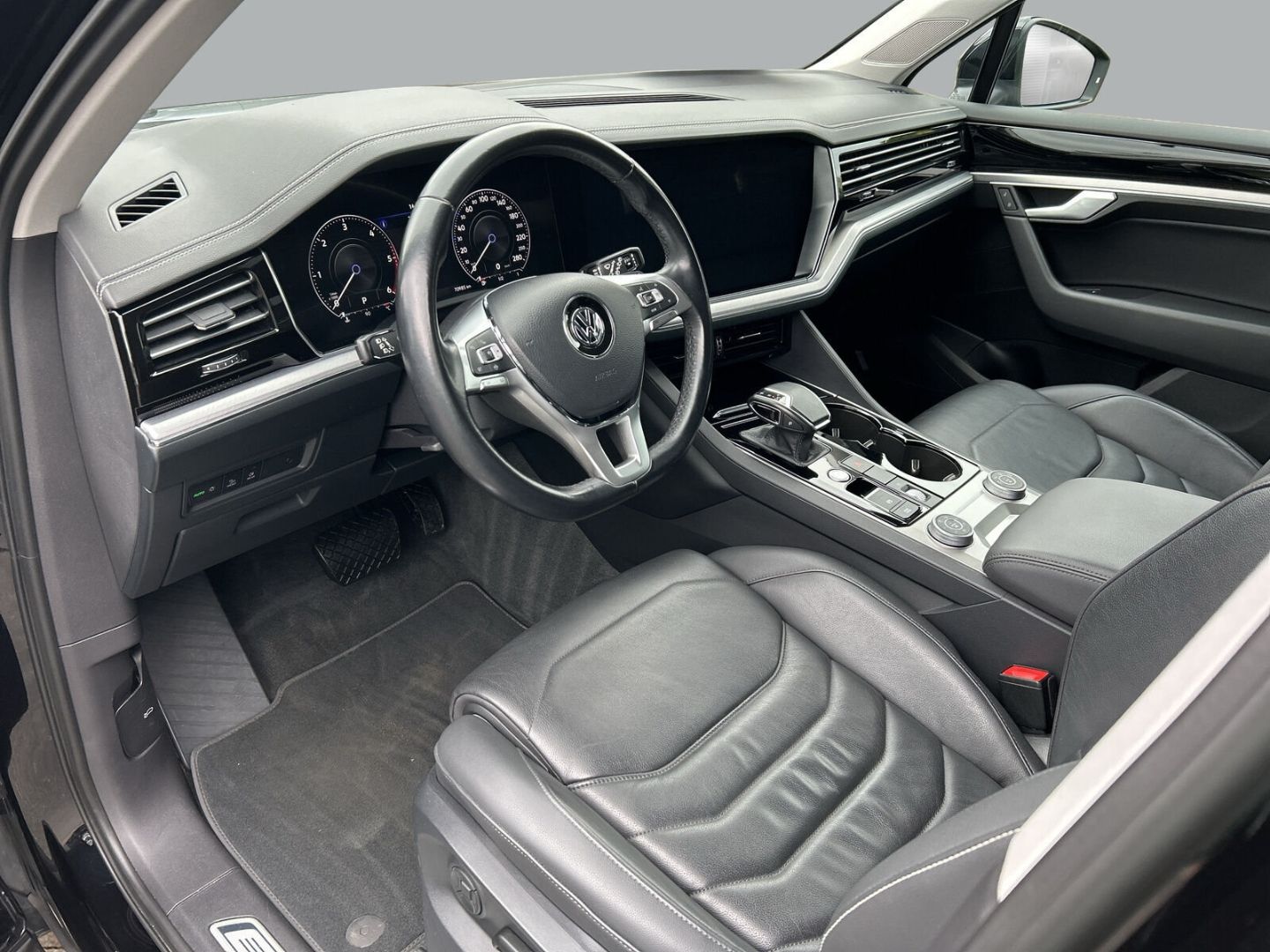 Fahrzeug 10 Fahrzeugabbildung Volkswagen Touareg 3.0 V6 TDI Elegance 4Motion R-Line - mit KI generiert/bearbeitet