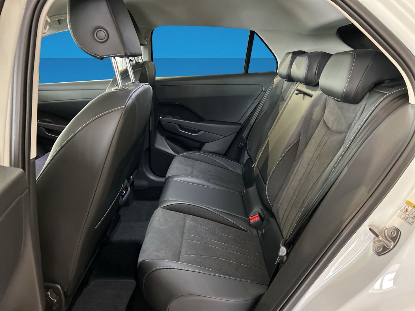 Fahrzeugabbildung Volkswagen T-Roc Style 1.5l eTSI DSG IQ.DRIVE AHK EASY OPEN