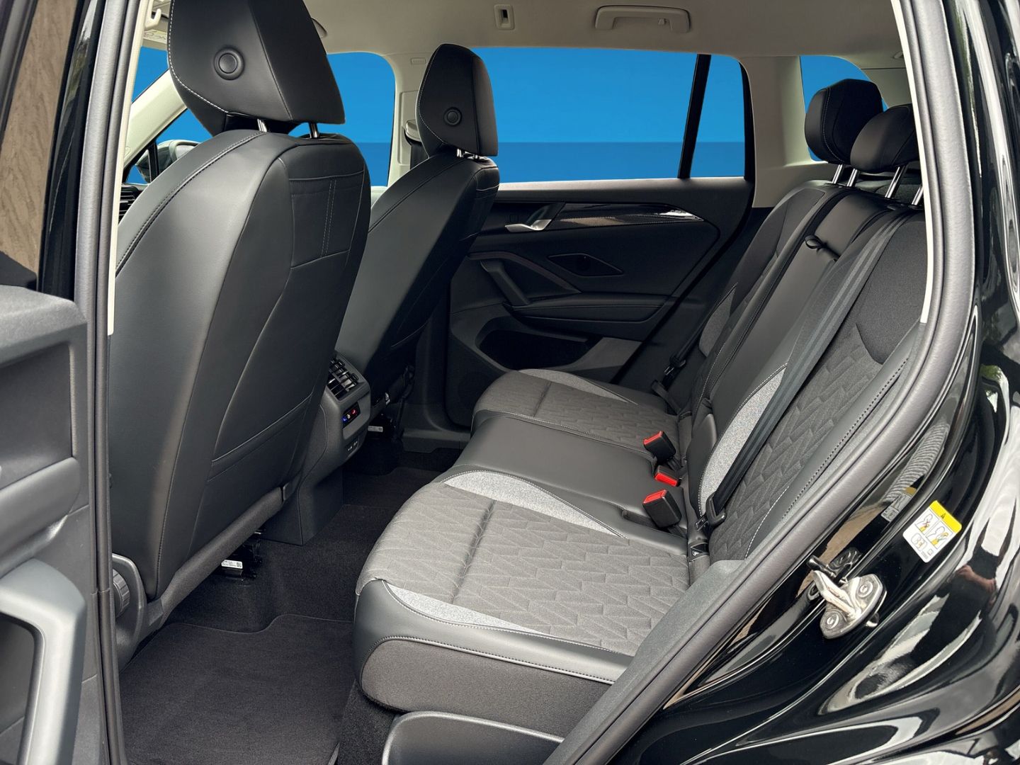 Fahrzeugabbildung Volkswagen Tiguan ENERGY 2,0 l TDI DSG AHK LED+ NAPOLI