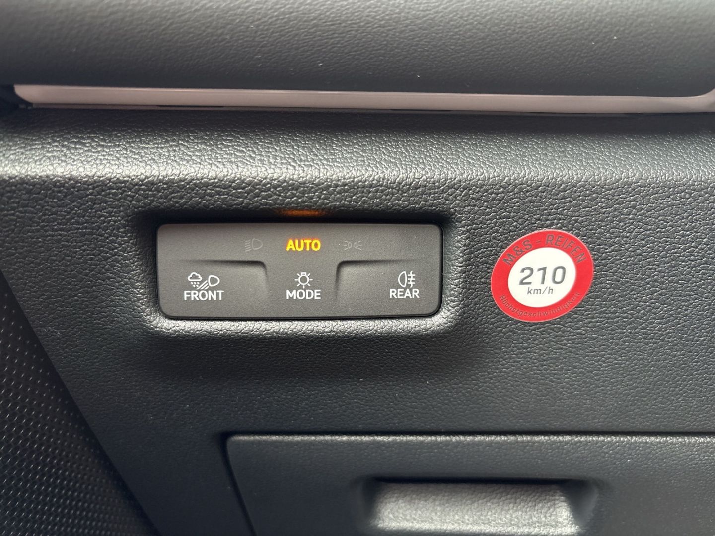 Fahrzeugabbildung Volkswagen Tiguan ENERGY 2,0 l TDI DSG AHK LED+ NAPOLI