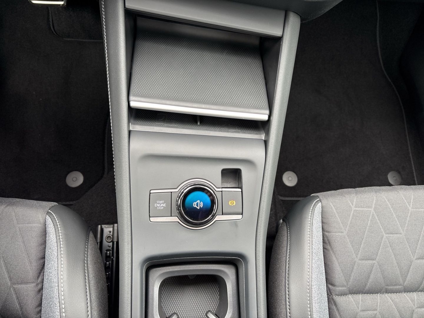 Fahrzeugabbildung Volkswagen Tiguan ENERGY 2,0 l TDI DSG AHK LED+ NAPOLI