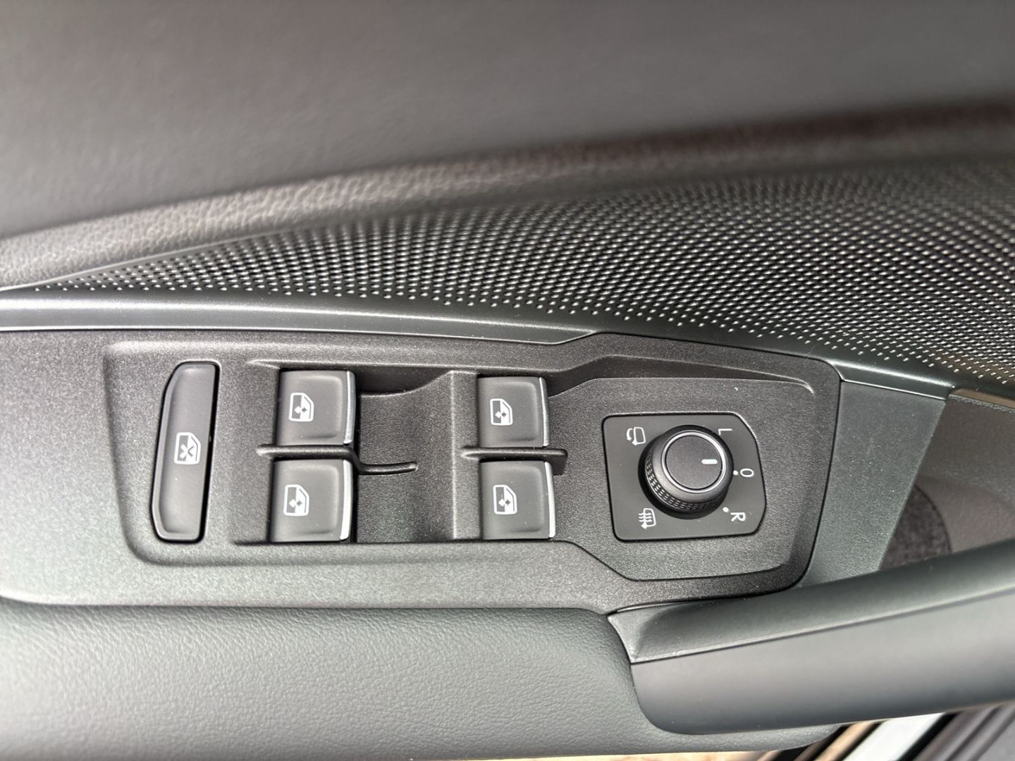 Fahrzeugabbildung Volkswagen Tiguan ENERGY 2,0 l TDI DSG AHK LED+ NAPOLI