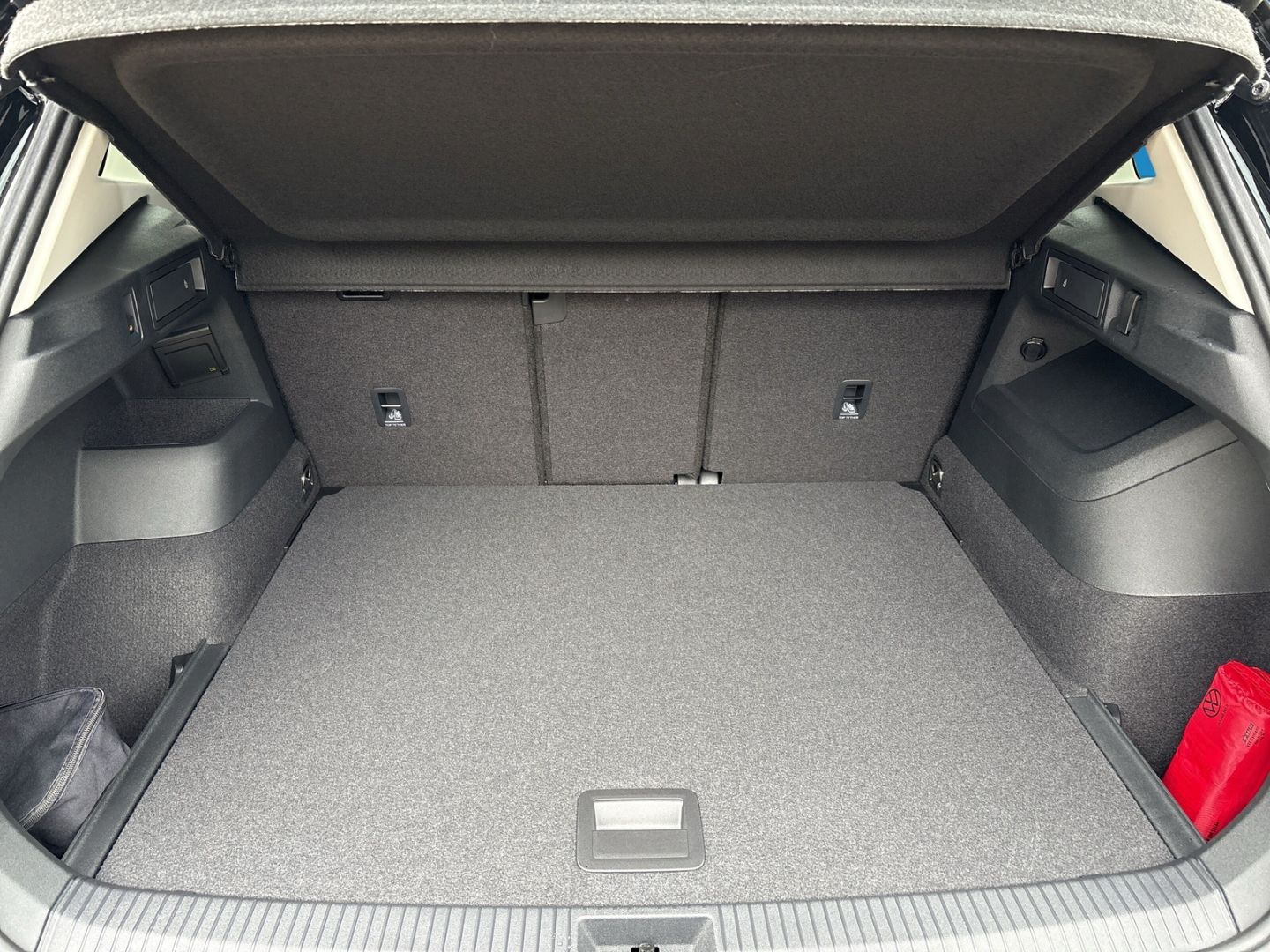 Fahrzeugabbildung Volkswagen Tiguan ENERGY 2,0 l TDI DSG AHK LED+ NAPOLI