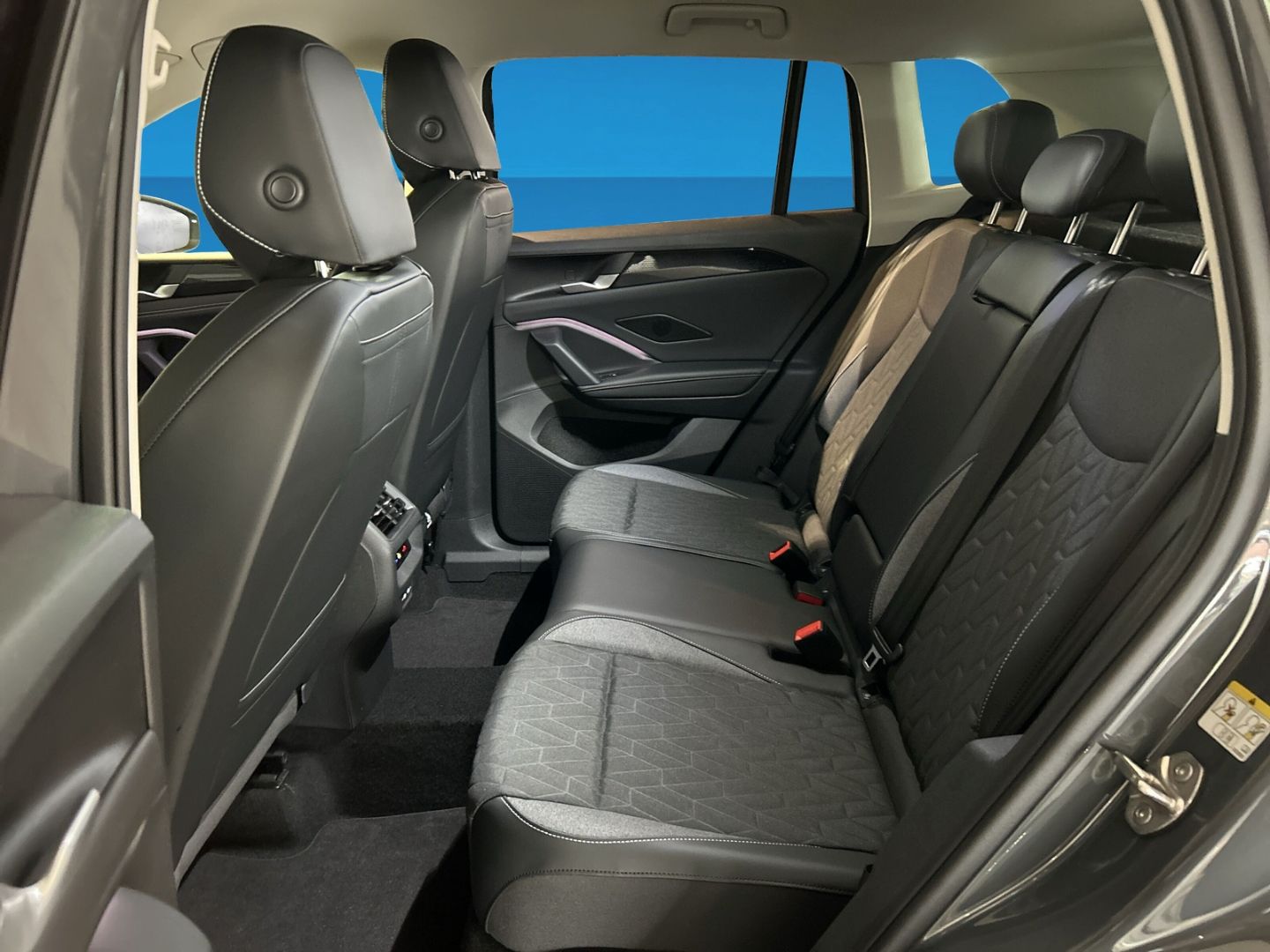 Fahrzeugabbildung Volkswagen Tiguan ENERGY 1,5l eTSI DSG AHK LED+ EASY OPEN