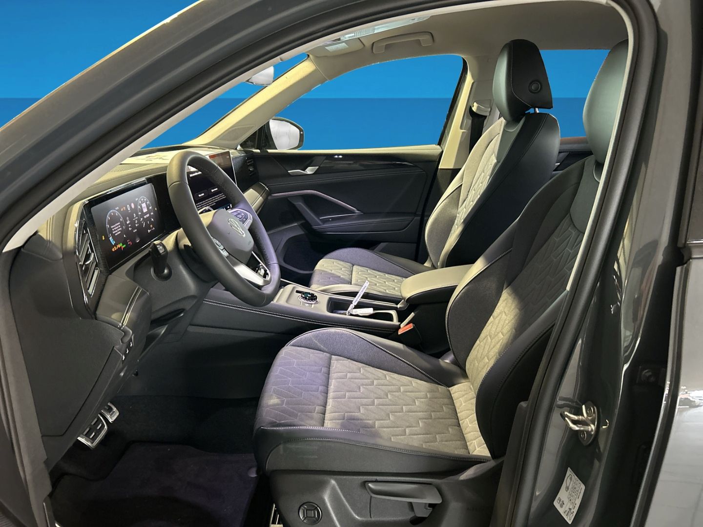 Fahrzeugabbildung Volkswagen Tiguan ENERGY 1,5l eTSI DSG AHK LED+ EASY OPEN