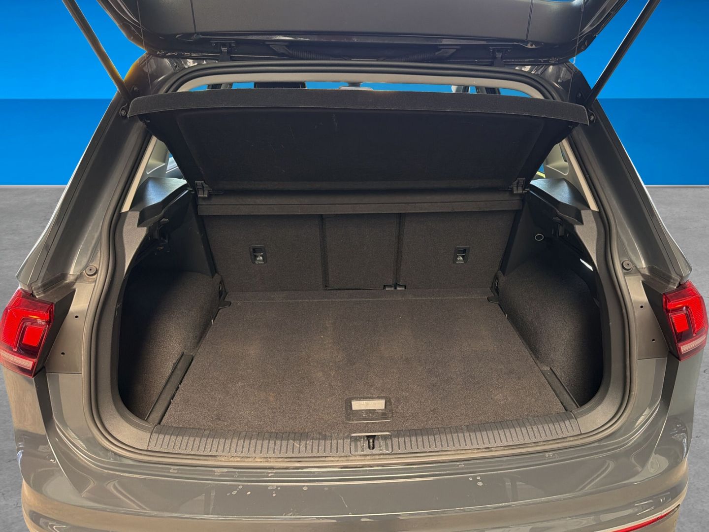 Fahrzeugabbildung Volkswagen Tiguan 2.0 TDI Life Rear View Business Premium